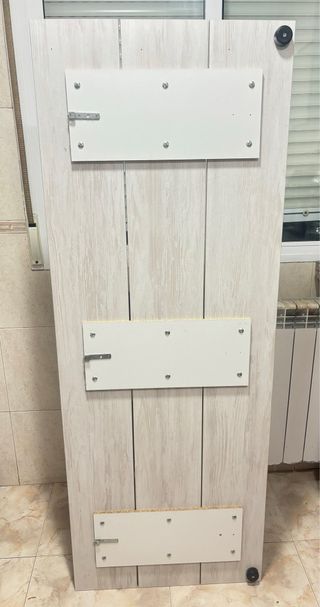 Literas de madera color beige y blanco