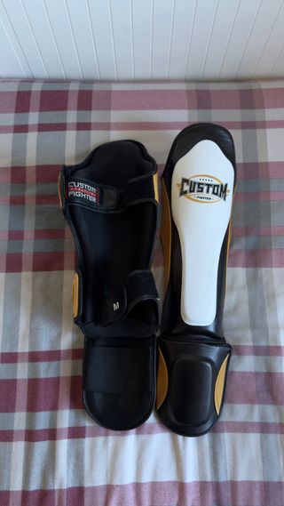 Tibiales Custom Fighter Negros y Dorados