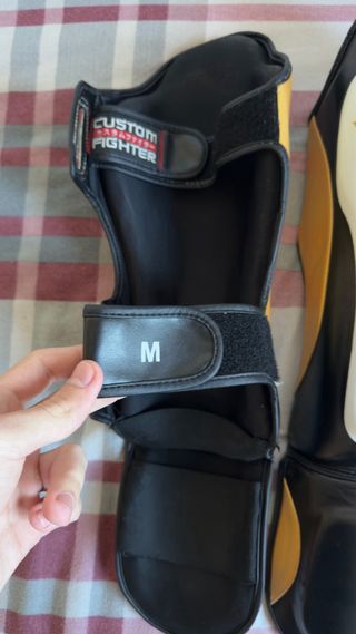 Tibiales Custom Fighter Negros y Dorados