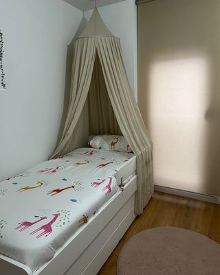 Dosel de cama o cuna beige