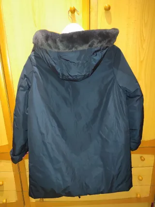 Abrigo de mujer azul con capucha