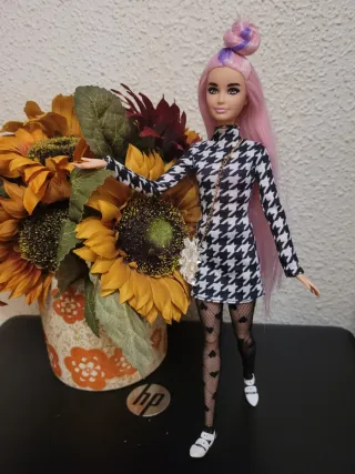 Muñeca Barbie articulada con vestido estampado