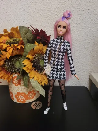 Muñeca Barbie articulada con vestido estampado