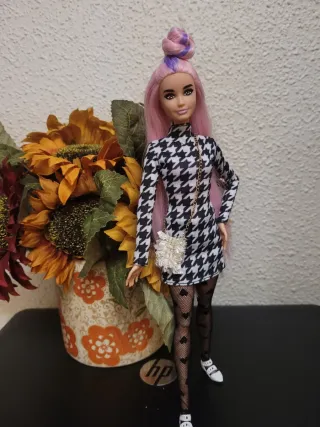 Muñeca Barbie articulada con vestido estampado
