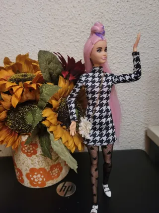 Muñeca Barbie articulada con vestido estampado