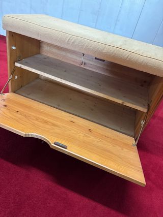 Banqueta de madera con asiento tapizado