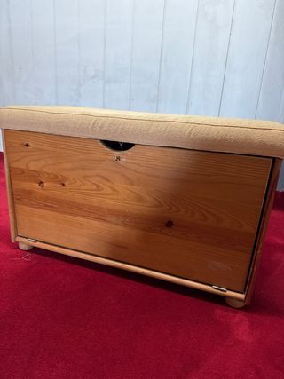 Banqueta de madera con asiento tapizado