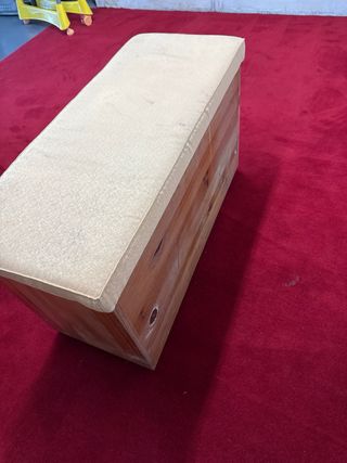 Banqueta de madera con asiento tapizado