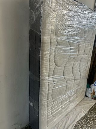 Cabecero de cama blanco y plateado y colchon