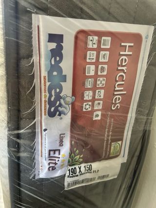 Cabecero de cama blanco y plateado y colchon