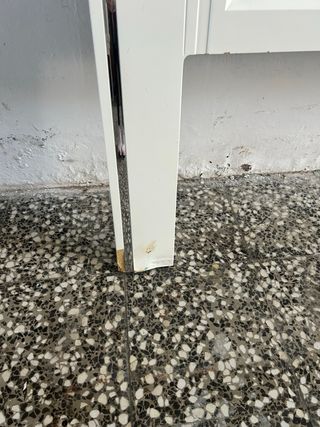 Cabecero de cama blanco y plateado y colchon