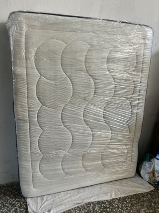 Cabecero de cama blanco y plateado y colchon