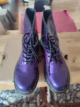 Botas Dr. Martens veganas moradas charol T41.