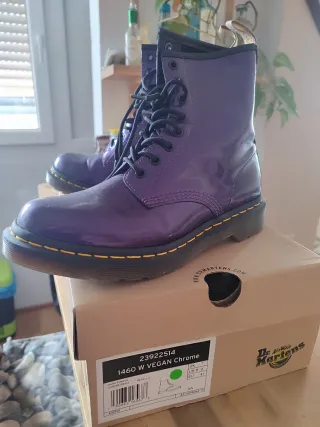 Botas Dr. Martens veganas moradas charol T41.