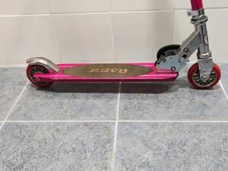 Patinete plegable Razor rosa