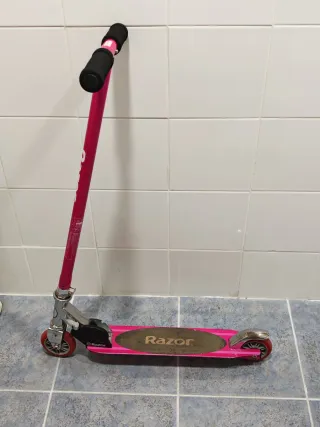 Patinete plegable Razor rosa