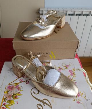 Zapatos dorados tacón cuña atados talla 38