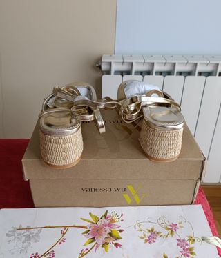 Zapatos dorados tacón cuña atados talla 38