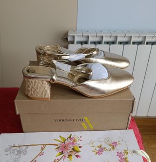 Zapatos dorados tacón cuña atados talla 38