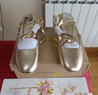 Zapatos dorados tacón cuña atados talla 38