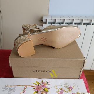 Zapatos dorados tacón cuña atados talla 38