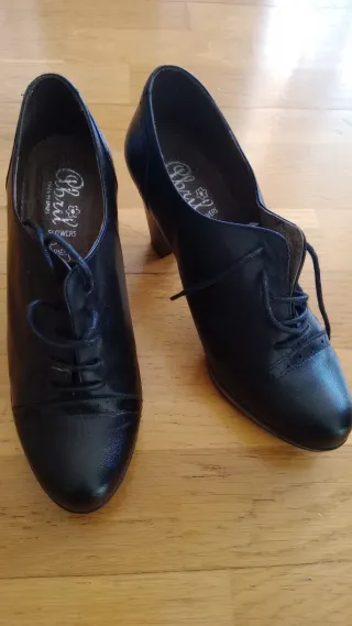 Zapatos de piel negros con cordones