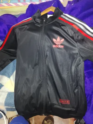 Chaqueta Adidas Negra con Rojo