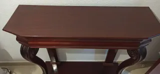 Elegante consola de caoba con un diseño clásico