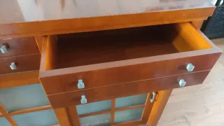 Mueble de madera con puertas de cristal