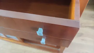 Mueble de madera con puertas de cristal