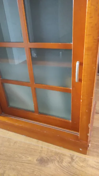 Mueble de madera con puertas de cristal