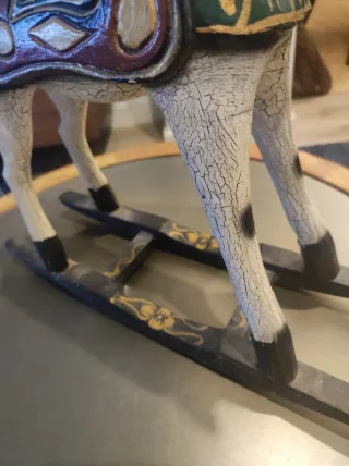 Caballito de madera pintado a mano