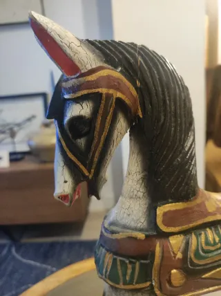 Caballito de madera pintado a mano