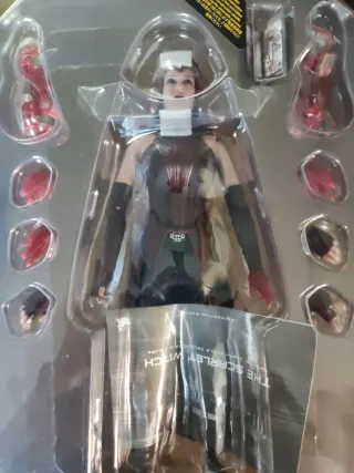 Figura Hot Toys Bruja Escarlata