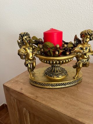 Centro de mesa dorado con ángeles