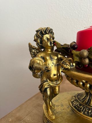 Centro de mesa dorado con ángeles