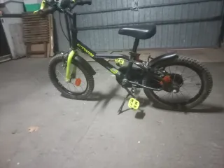 Bicicleta infantil verde y negra