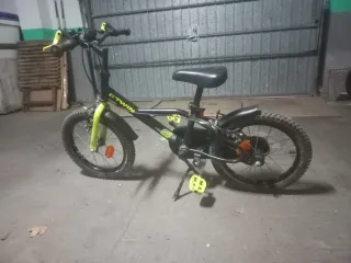 Bicicleta infantil verde y negra