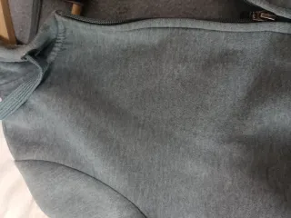 Chaqueta con cremallera y capucha.