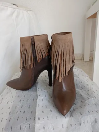 Botines tacón alto flecos piel marrón