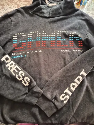 Sudadera negra con estampado retro gamer