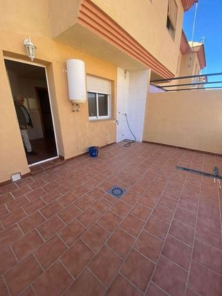 Casa adosada en alquiler en Residencial Triana - Barrio Alto en Gabias (Las)