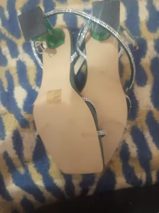 Zapatillas de tacón con plumas y pedrería