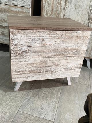 MESA DE NOCHE DE MADERA MARRON CON BEIGE