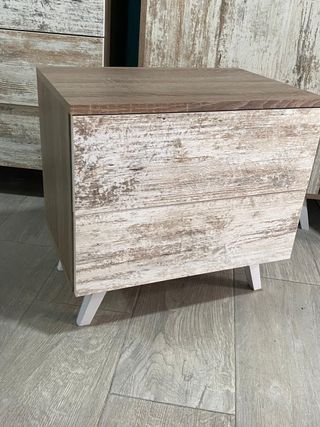 MESA DE NOCHE DE MADERA MARRON CON BEIGE