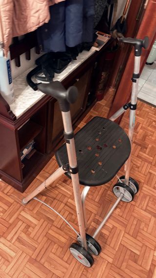 Silla andadora para persona de movilidad reducida.