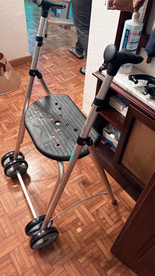 Silla andadora para persona de movilidad reducida.