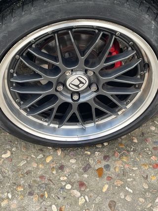 Llantas Honda con 3 ruedas en buen estado.