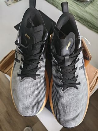 Zapatillas ASICS running grises y naranjas