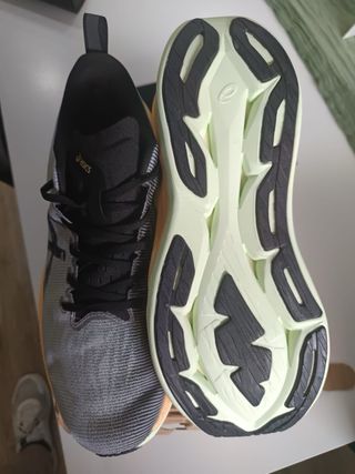 Zapatillas ASICS running grises y naranjas